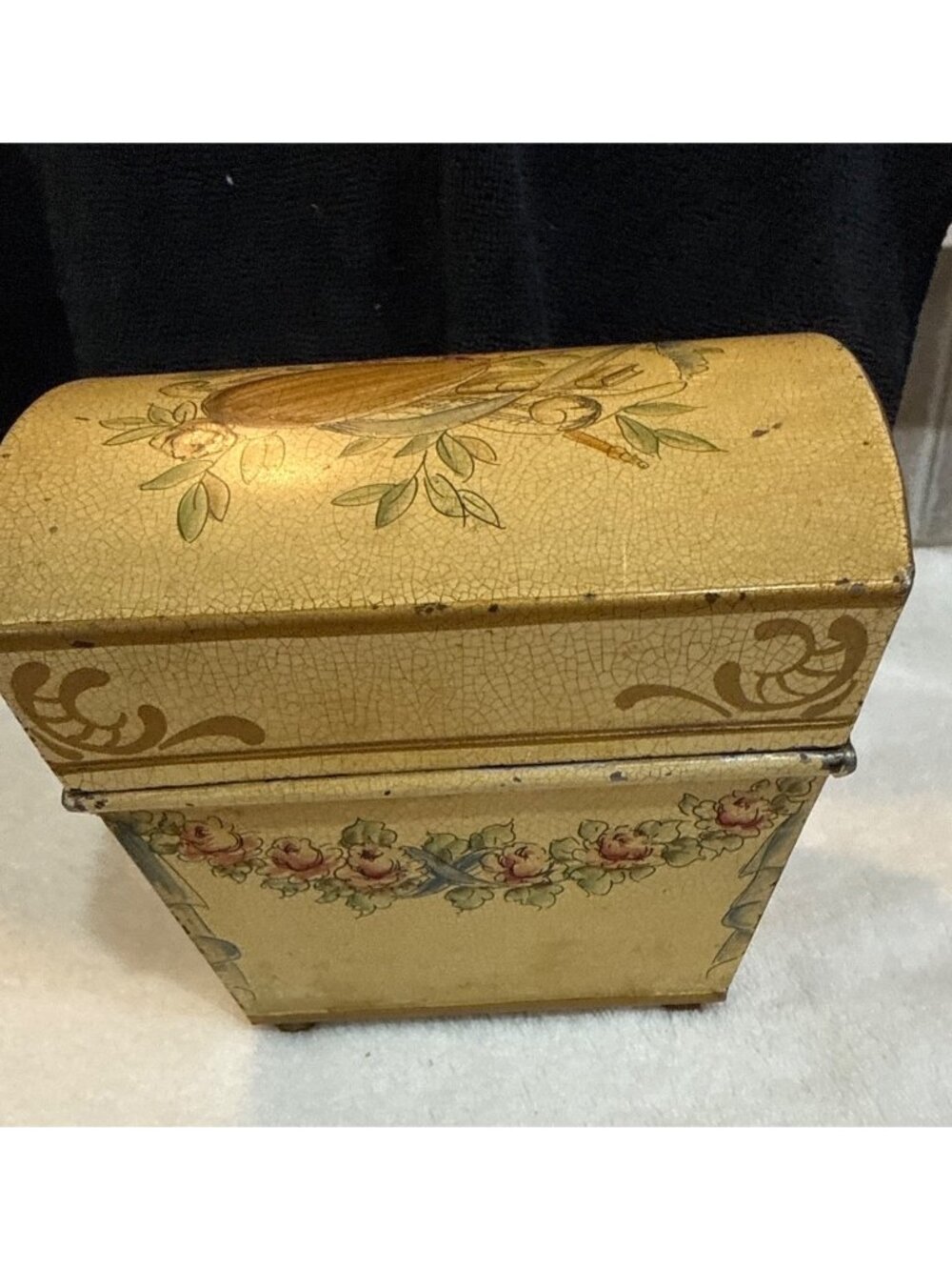 "Carlin Comforts", a vintage vanity/luxury items like ceramic perfume bottles so